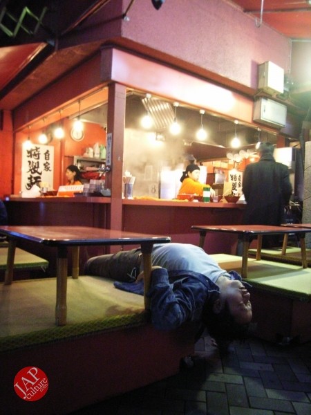 Amazing Japanese table manner! Restaurant staff take care not only food but your sleep too! (3)