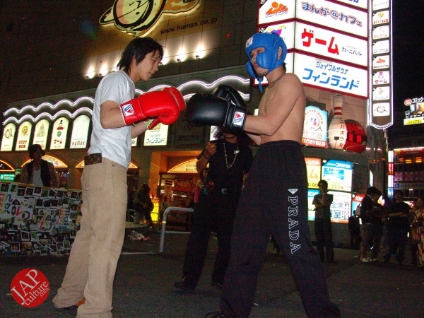 Exciting real street fight show at dangerous town, Kabukicho (41)