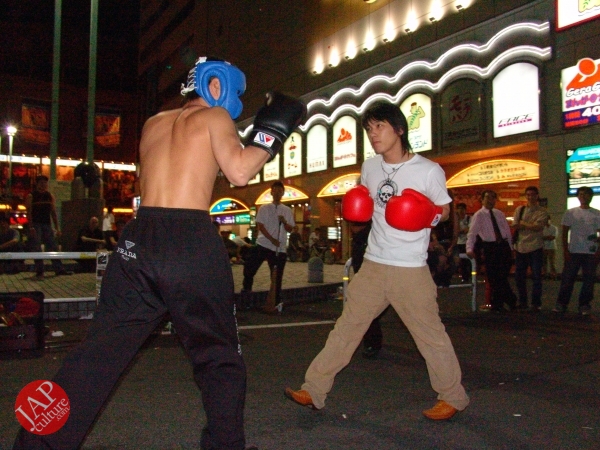 Exciting real street fight show at dangerous town, Kabukicho (40)