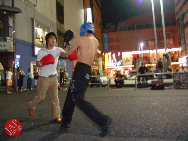 Exciting real street fight show at dangerous town, Kabukicho (38)