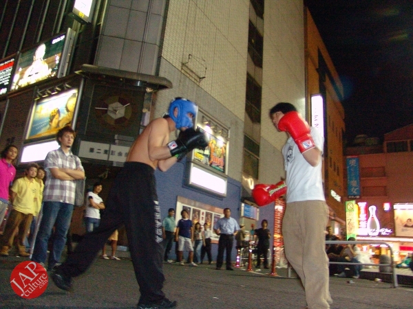 Exciting real street fight show at dangerous town, Kabukicho (36)