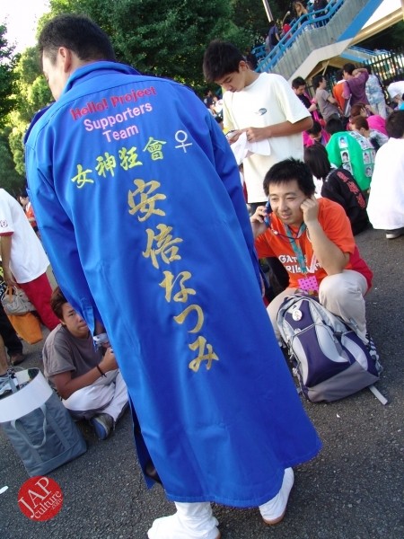 Otaku wearing Tokkoufuku scare people with mental disordering fearfulness. (16)