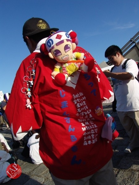 Otaku wearing Tokkoufuku scare people with mental disordering fearfulness. (33)