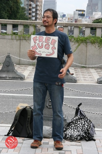 Free hugs struggle in Japan vol.1 Can we do it really smoothly and naturally? (8)