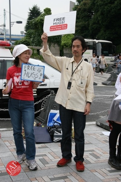 Free hugs struggle in Japan vol.1 Can we do it really smoothly and naturally? (12)