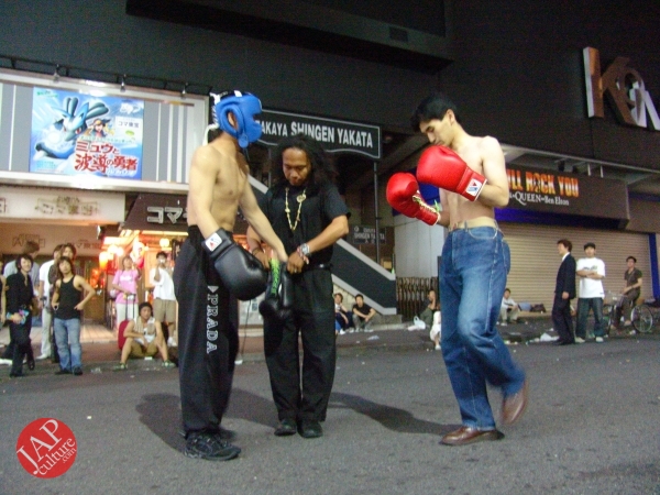 Exciting real street fight show at dangerous town, Kabukicho (29)