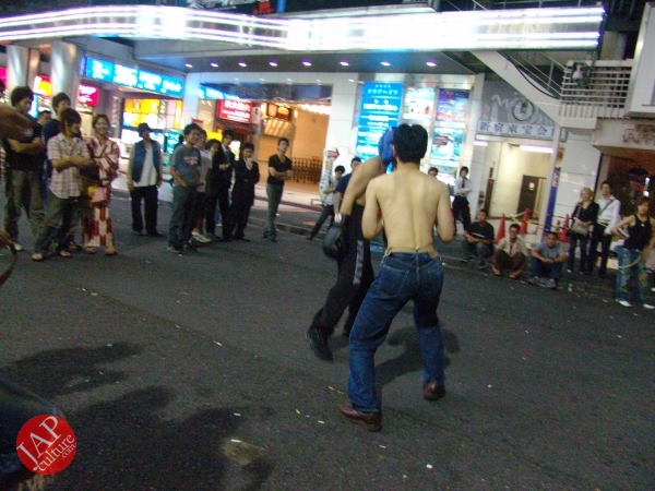 Exciting real street fight show at dangerous town, Kabukicho (26)