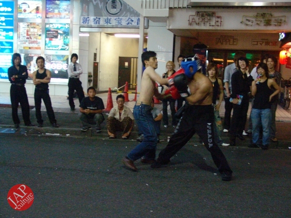 Exciting real street fight show at dangerous town, Kabukicho (25)