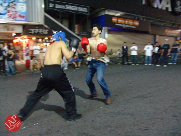 Exciting real street fight show at dangerous town, Kabukicho (24)
