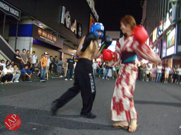 Exciting real street fight show at dangerous town, Kabukicho (17)