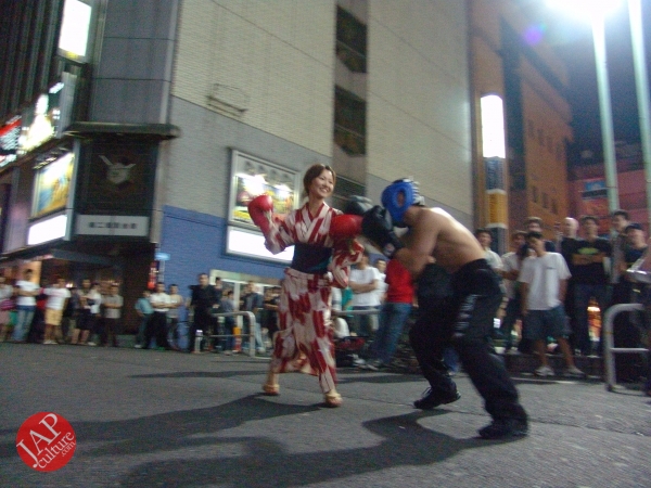 Exciting real street fight show at dangerous town, Kabukicho (16)