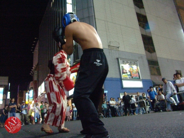 Exciting real street fight show at dangerous town, Kabukicho (14)
