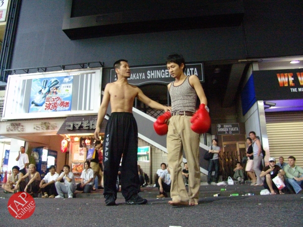 Exciting real street fight show at dangerous town, Kabukicho (11)