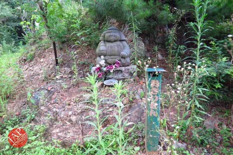 Nose-picking Buddha accept your prayer request with drunken Buddh0030